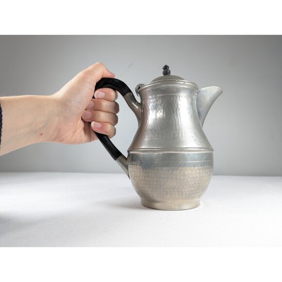 1930s Hammered Pewter lidded jug, vintage metal decorative arts and crafts hot - Picture 4 of 10